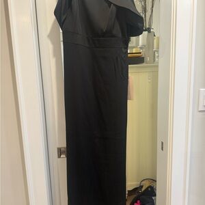 Adrianna Papell Elegant Black Off-Shoulder Maxi Dress